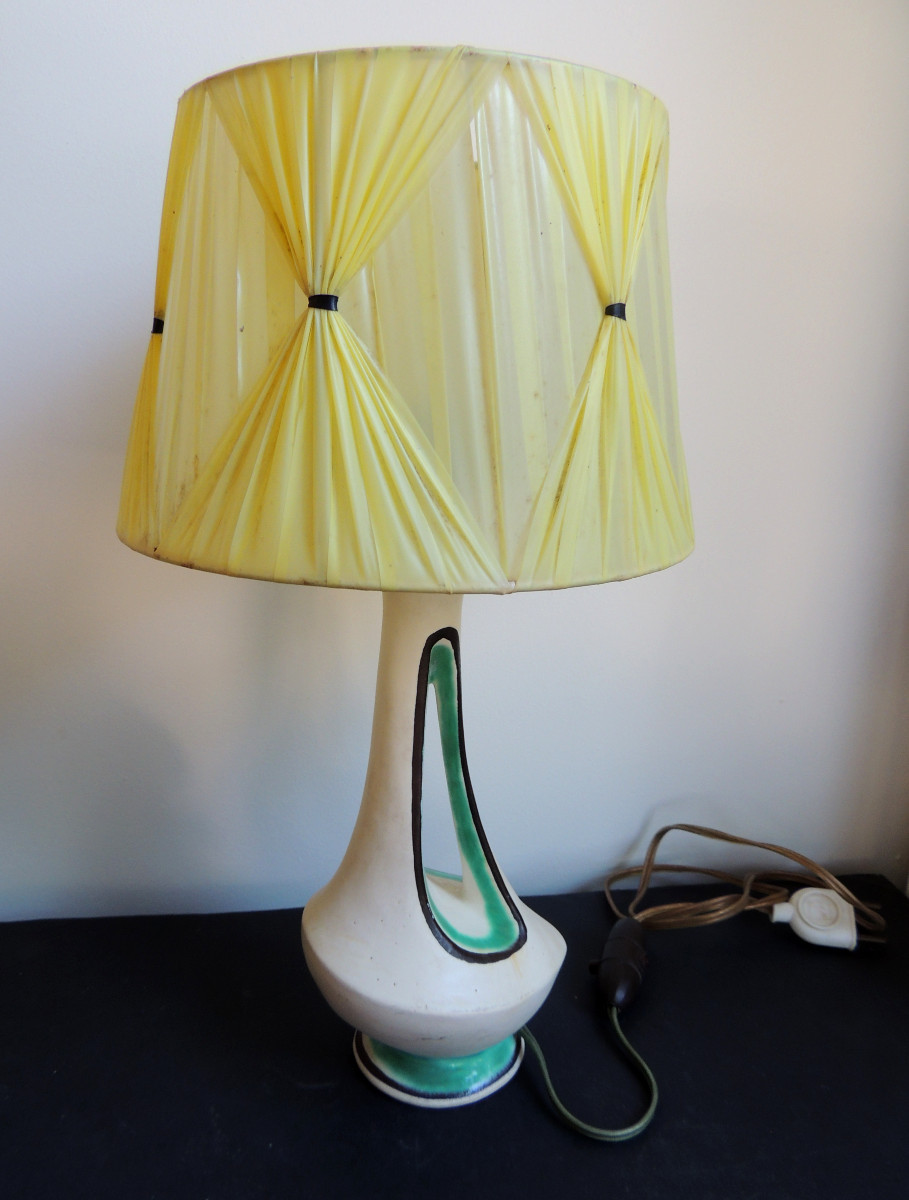 lampe de chevet , pied en céramique blanche aux traits vert et noir,abat jour d'origine ,20 ème
