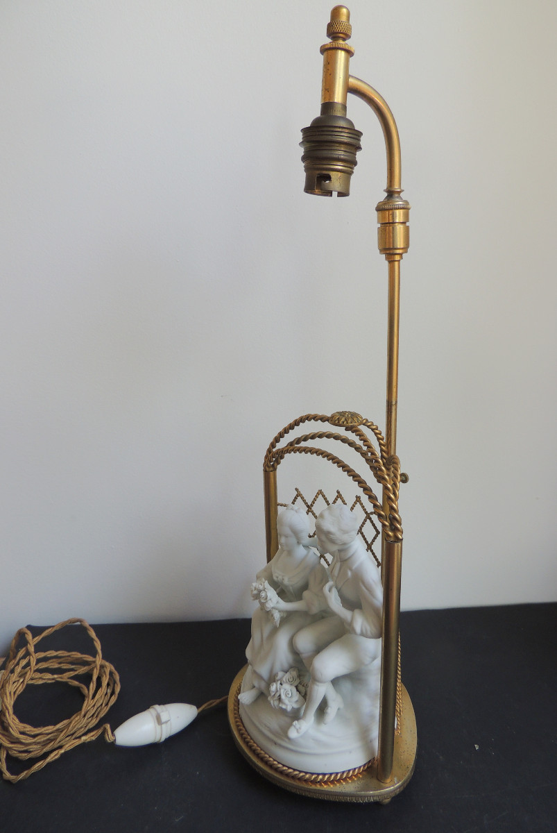 lampe en bronze sujet couple romantique en biscuit sous une tonnelle , Napoléon III fin 19 ème-photo-2