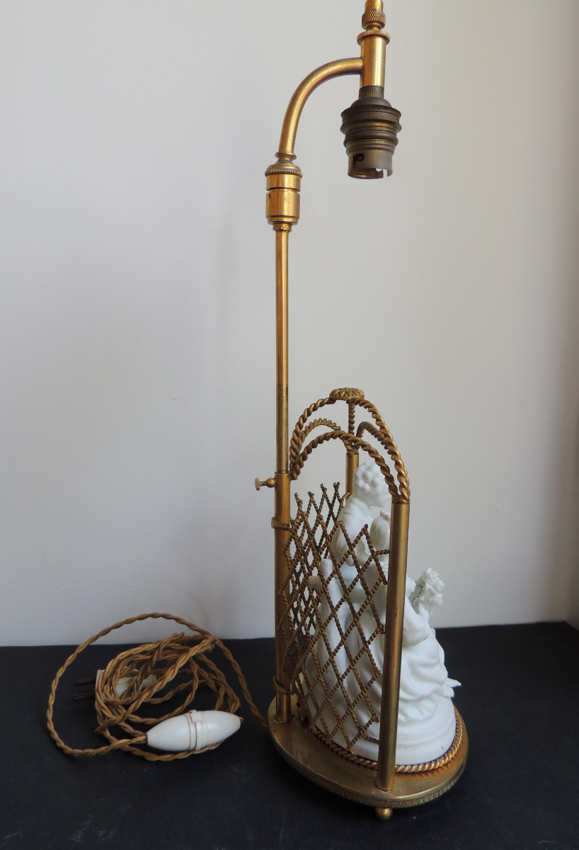 lampe en bronze sujet couple romantique en biscuit sous une tonnelle , Napoléon III fin 19 ème-photo-1