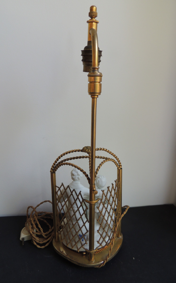 lampe en bronze sujet couple romantique en biscuit sous une tonnelle , Napoléon III fin 19 ème-photo-2