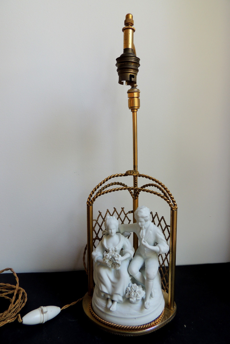 lampe en bronze sujet couple romantique en biscuit sous une tonnelle , Napoléon III fin 19 ème