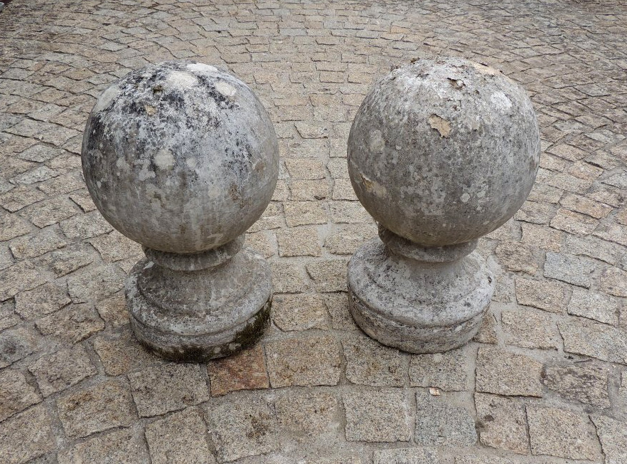 Pair Of Stone Balls, Top Of Pillars For A Chateau Entrance In The Bordeaux Region, 18th Century