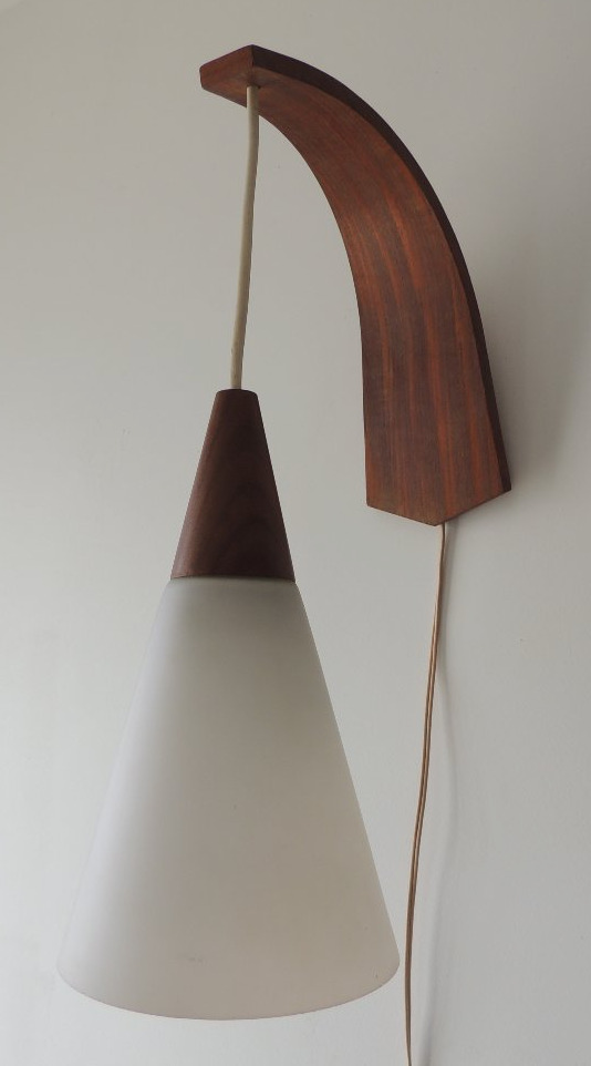 applique de Louis Kalff pour Philips des années 60 ,opaline blanche sur monture en  teck 20 ème-photo-2