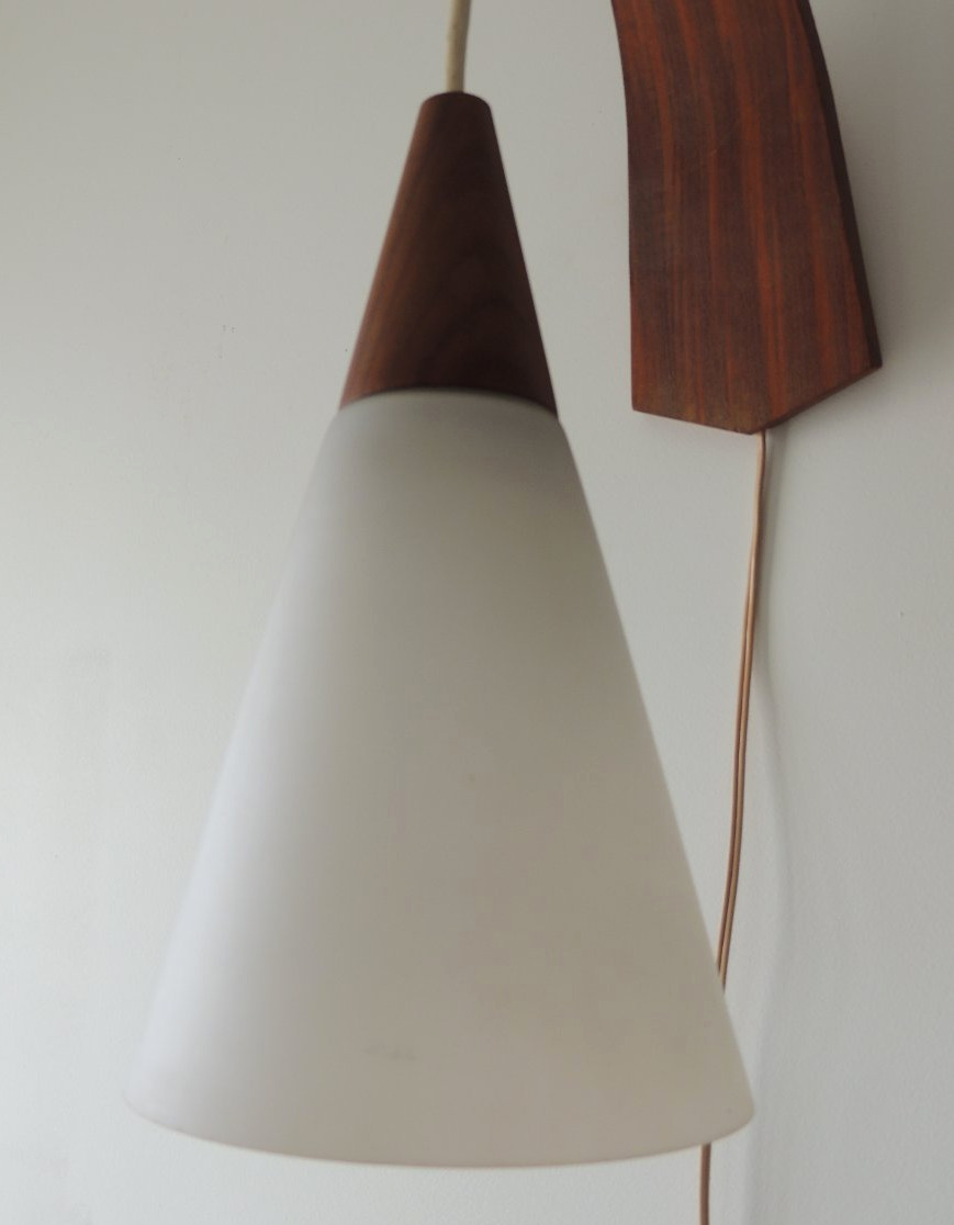 applique de Louis Kalff pour Philips des années 60 ,opaline blanche sur monture en  teck 20 ème-photo-1