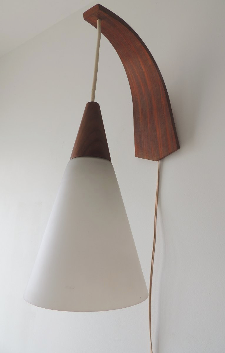 applique de Louis Kalff pour Philips des années 60 ,opaline blanche sur monture en  teck 20 ème