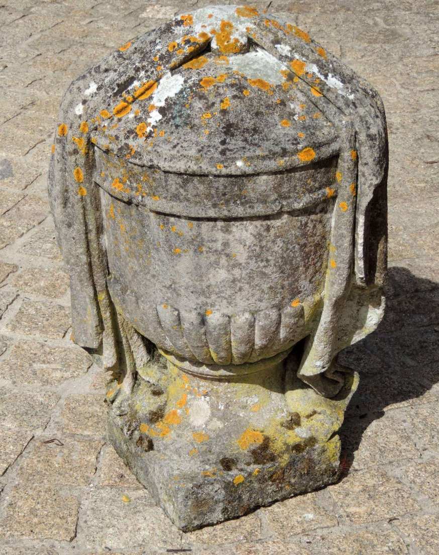 Ancient Covered And Draped Stone Urn , Medoc Region , Weight 90 Kg , 19th Century-photo-2