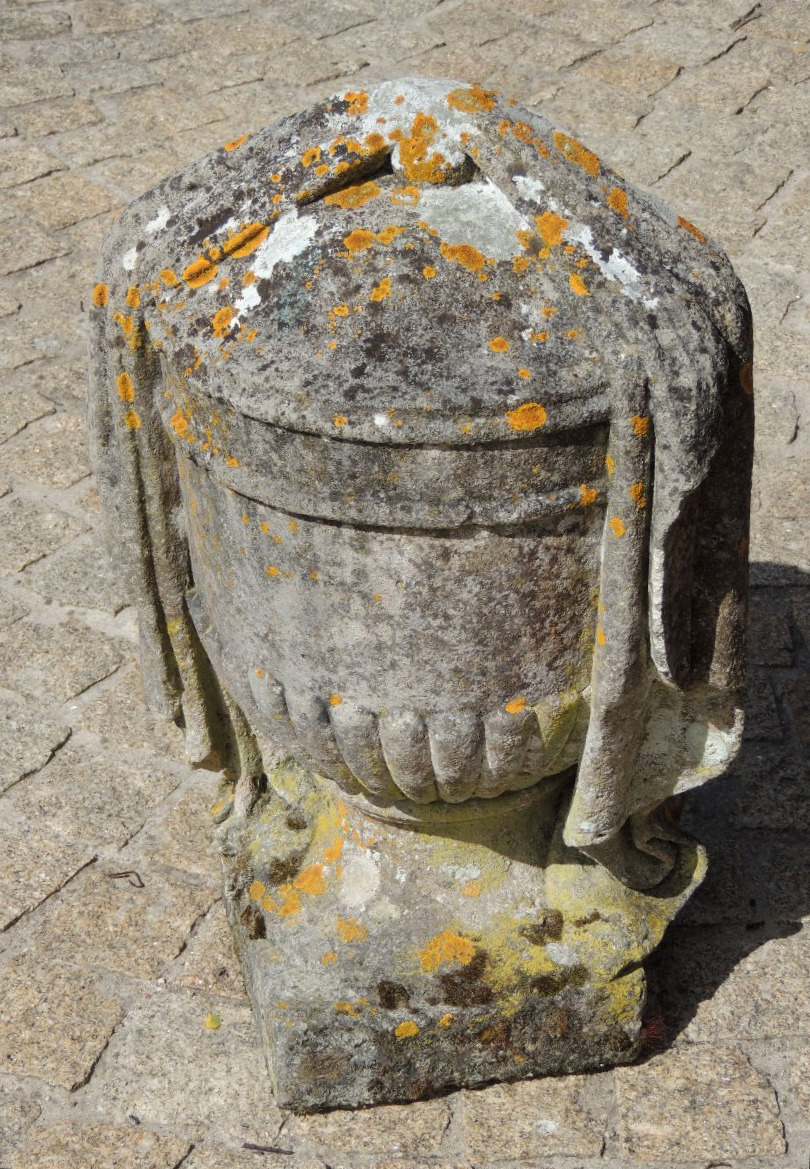 Ancient Covered And Draped Stone Urn , Medoc Region , Weight 90 Kg , 19th Century-photo-1