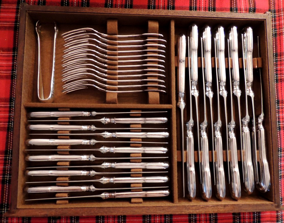 christofle , ménagère en métal argenté de 117 piéces avec son coffret , 20 ème-photo-3