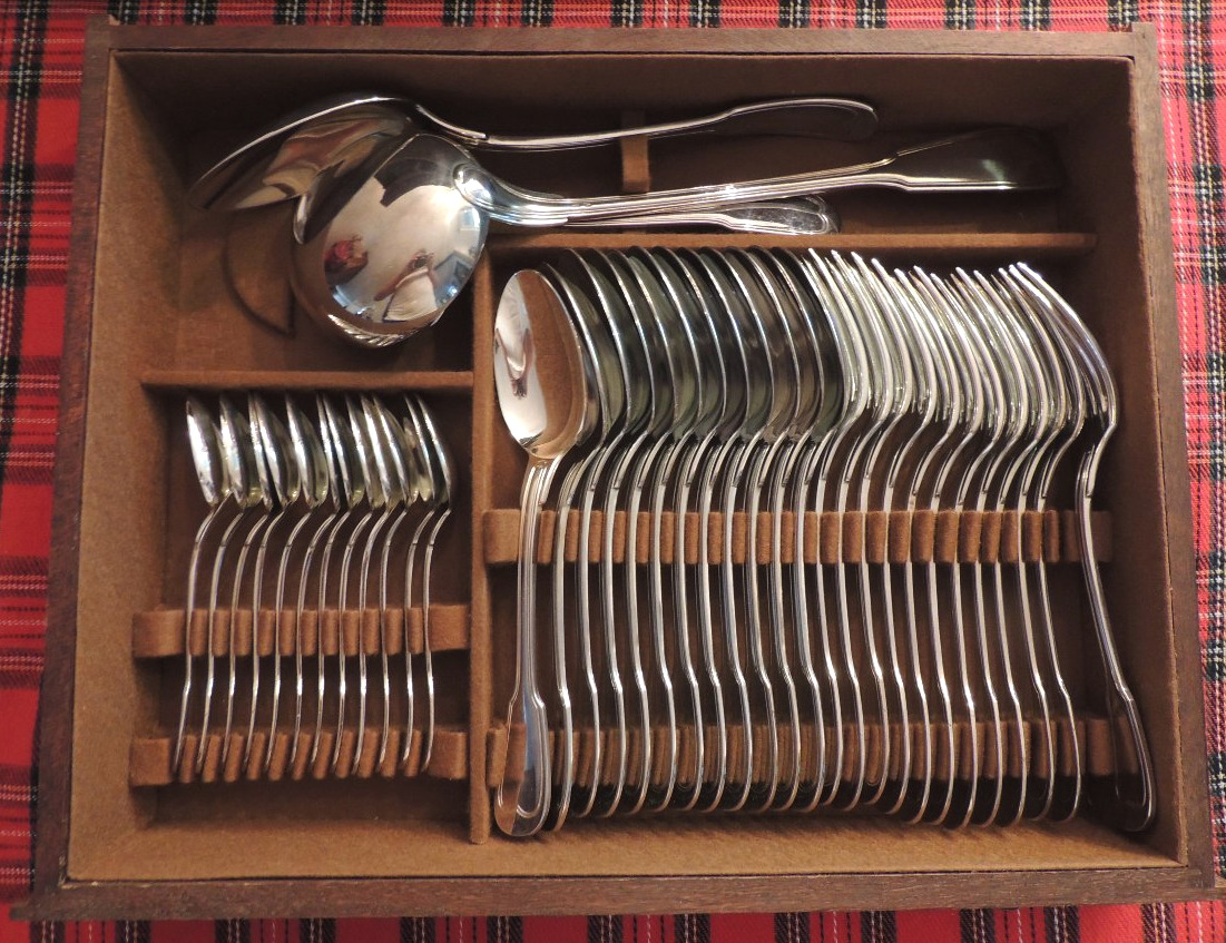 christofle , ménagère en métal argenté de 117 piéces avec son coffret , 20 ème