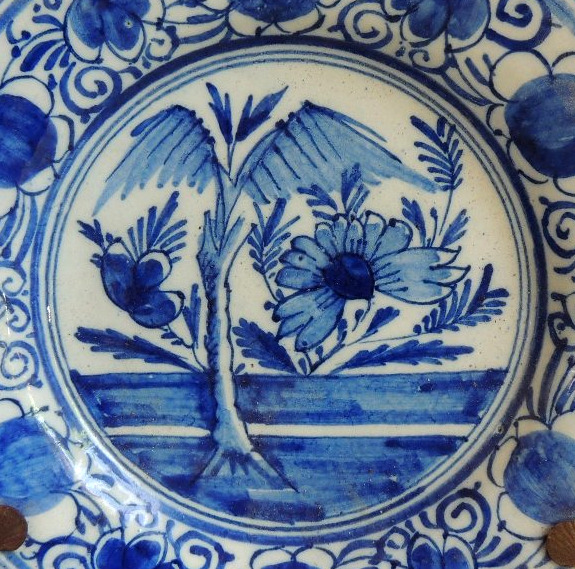 assiette en faïence de Delft , décor floral en camaïeu bleu , Hollande , 18 ème  -photo-1