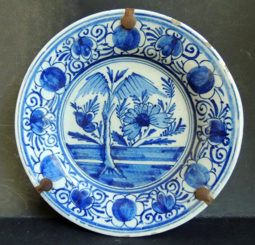assiette en faïence de Delft , décor floral en camaïeu bleu , Hollande , 18 ème  
