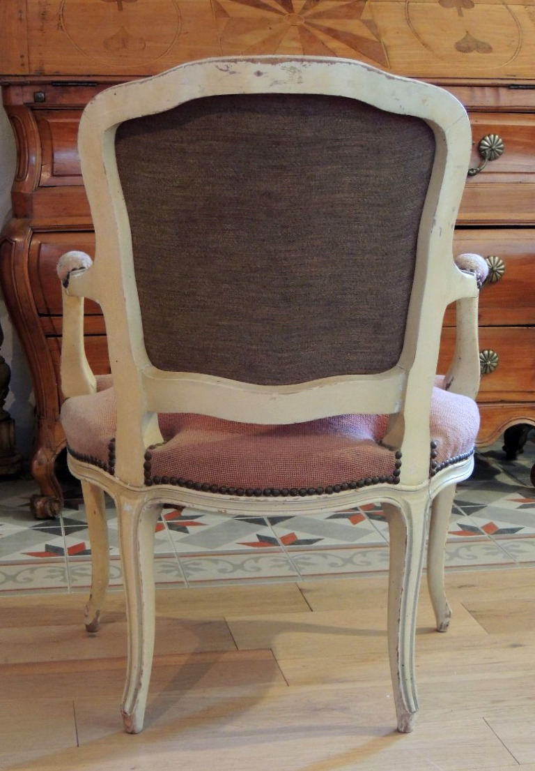 fauteuil cabriolet en bois de hêtre peint ,Louis XV décor floral tapisserie aux points  ,19 ème-photo-1