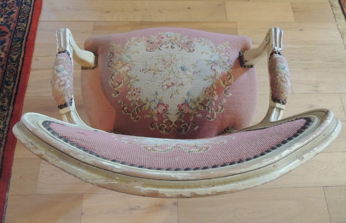 fauteuil cabriolet en bois de hêtre peint ,Louis XV décor floral tapisserie aux points  ,19 ème-photo-2