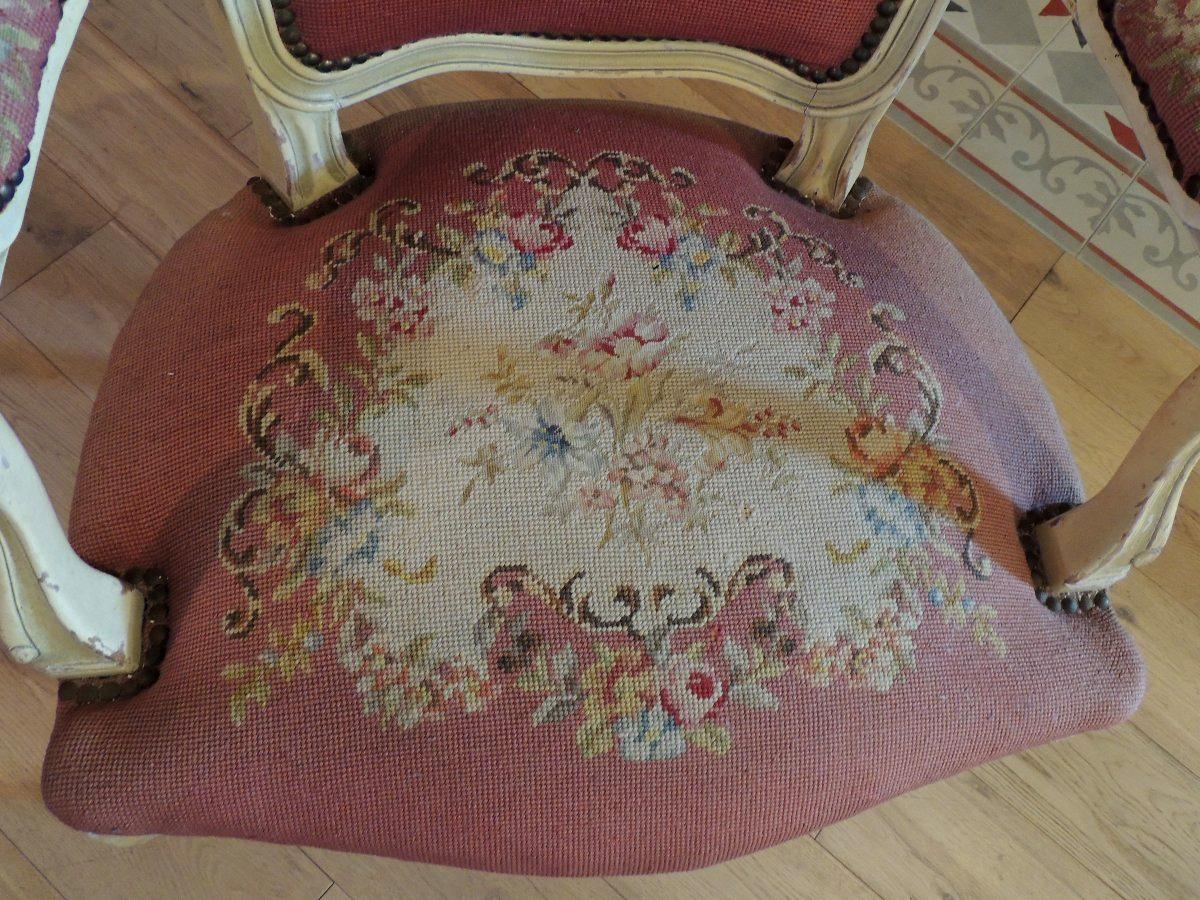 fauteuil cabriolet en bois de hêtre peint ,Louis XV décor floral tapisserie aux points  ,19 ème-photo-3