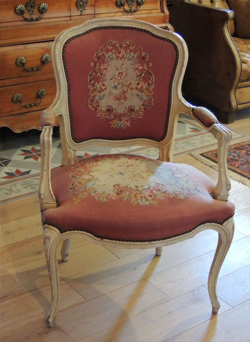 fauteuil cabriolet en bois de hêtre peint ,Louis XV décor floral tapisserie aux points  ,19 ème