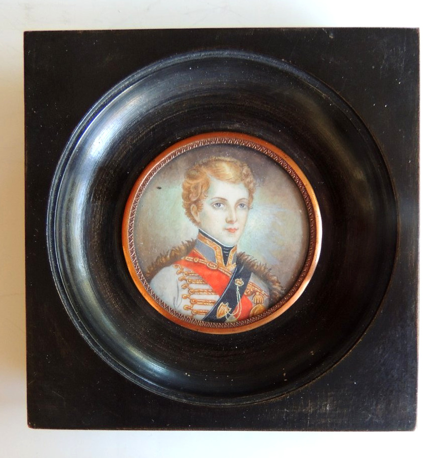 portrait , miniature d'un jeune officier dans un cadre en bois noirci cerclé de laiton , 19ème -photo-2