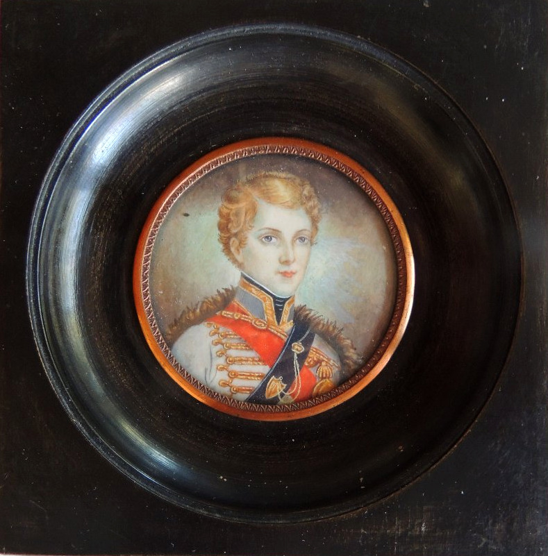 portrait , miniature d'un jeune officier dans un cadre en bois noirci cerclé de laiton , 19ème 