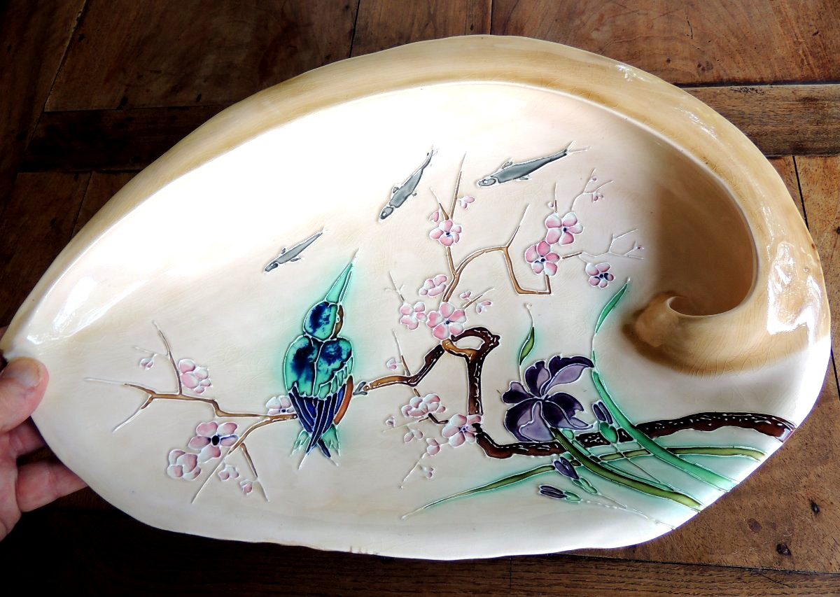 Large, Shell-shaped Slipware Bowl Mounted On Three Legs, With Japanese-style Decoration, 19th Century