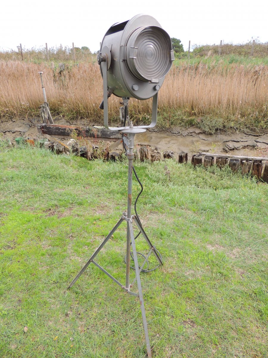 Proantic: Projecteur Ancien Cremer Sur Son Pied d'Origine Pour Cinéma