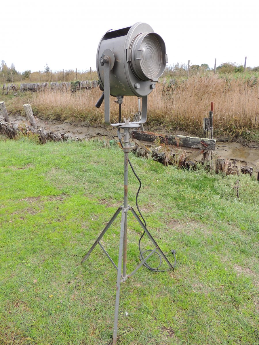 Proantic: Projecteur Ancien Cremer Sur Son Pied d'Origine Pour Cinéma