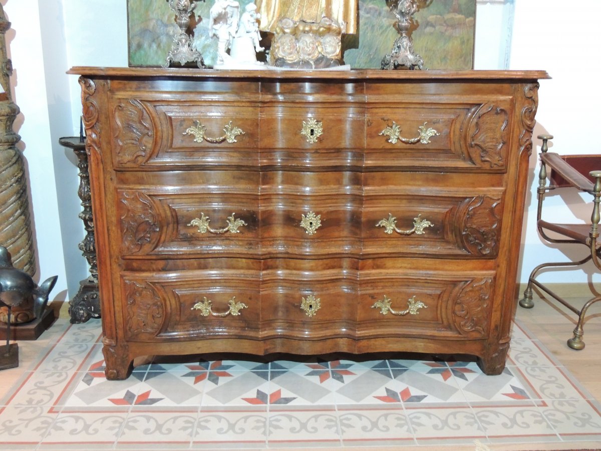 Commode Lyonnaise En Noyer 18 ème Siècle .