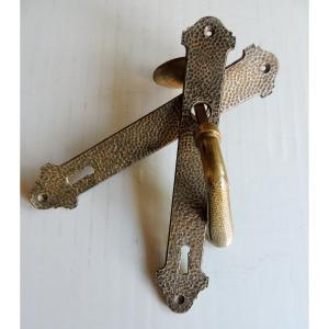poignées de porte avec leurs platines en bronze argenté , art nouveau , modèle martelé , 20 ème