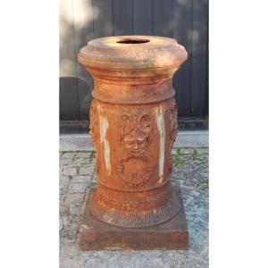 gaine en fonte décorée autour de son fût par 4 têtes mascarons typique région du Médoc , 19 ème