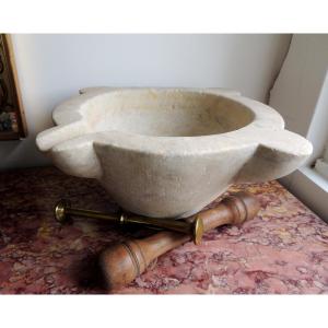 mortier d'apothicaire en marbre à oreilles ,  pilon en bois de noyer et pilon en bronze ,18 ème