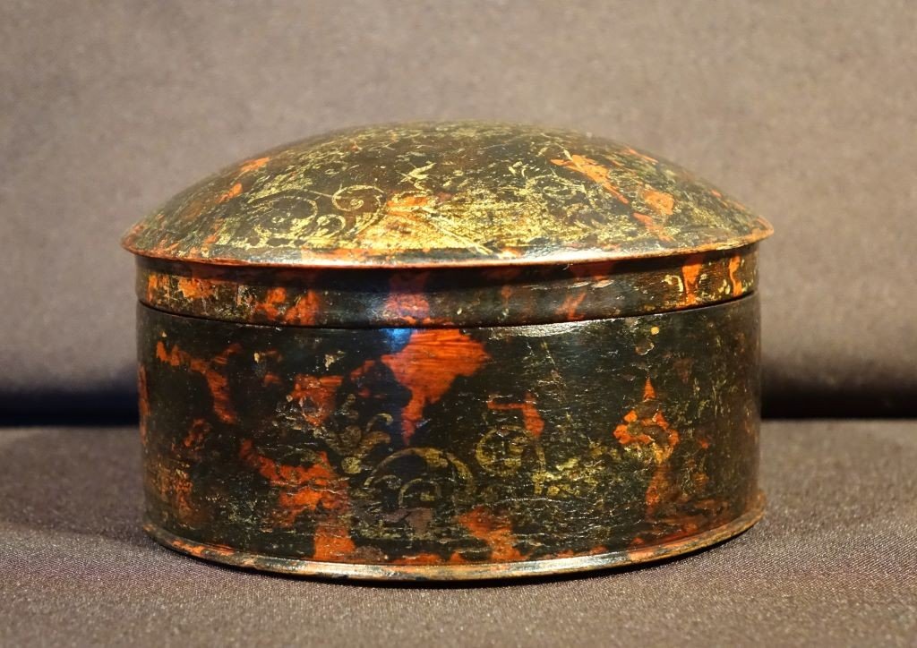 Lacquered And Gilded Round Box. Early 18th Century-photo-2