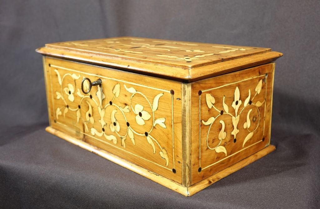 Yew Box With Intarsia Decor-photo-3