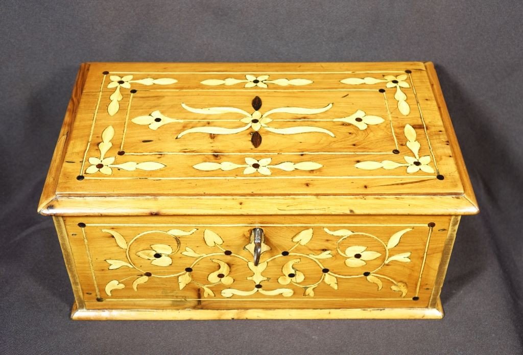 Yew Box With Intarsia Decor-photo-4