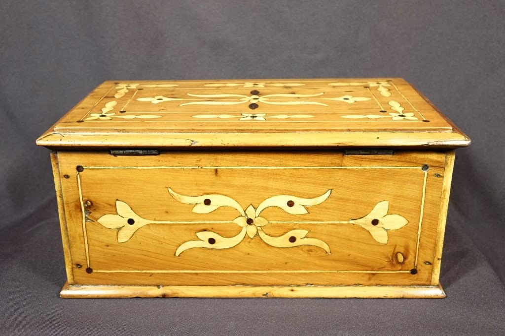 Yew Box With Intarsia Decor-photo-1