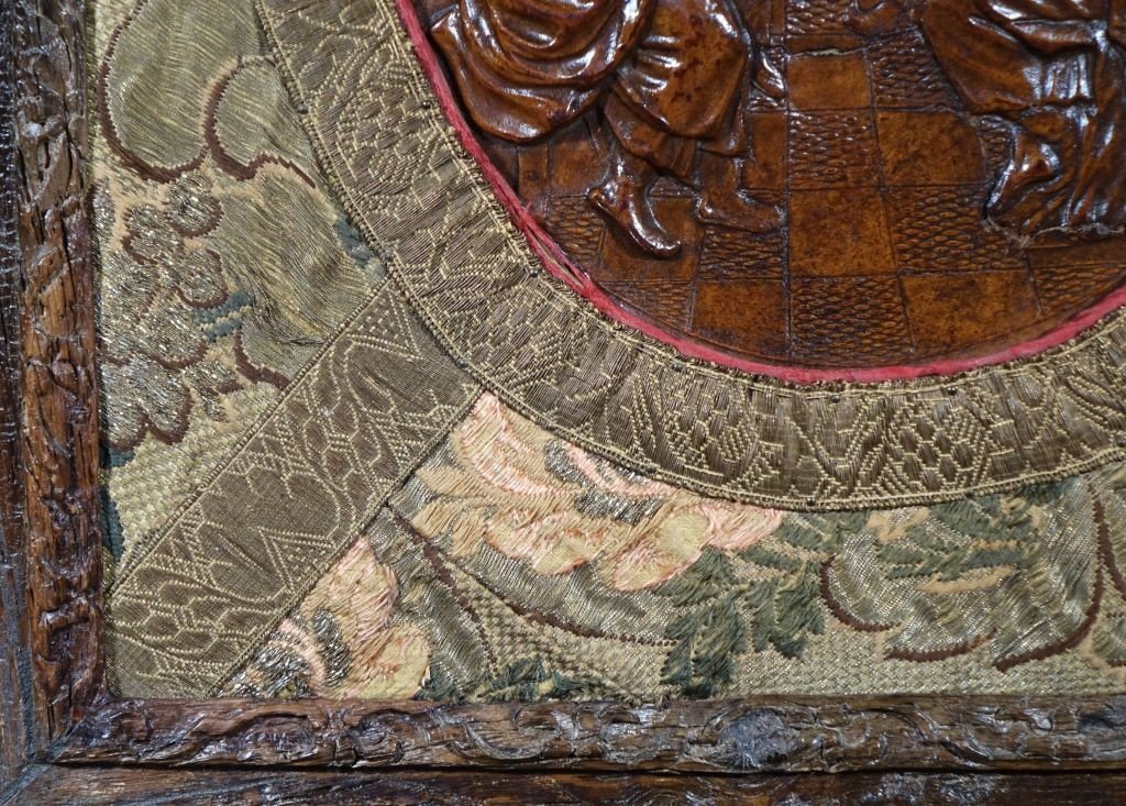 Bas Relief Cuir Repoussé et broderie fil d'or dans un cadre en bois sculpté début XVIIIème-photo-5