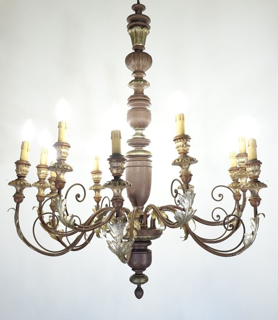 Large Italian Chandelier With Twelve Lights In The 18th Century Style