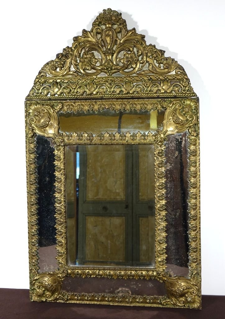 Miroir à fronton et parecloses de style Louis XIV