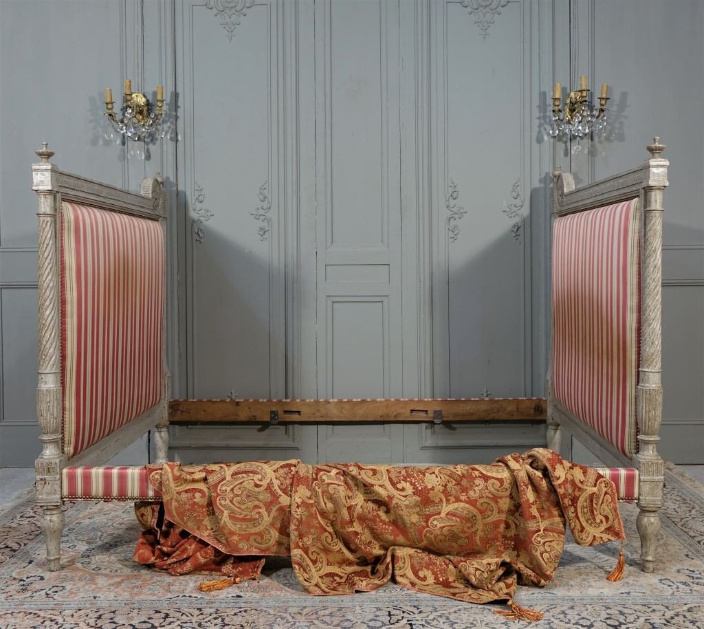 Lit d'époque Louis XVI Relaqué Gris