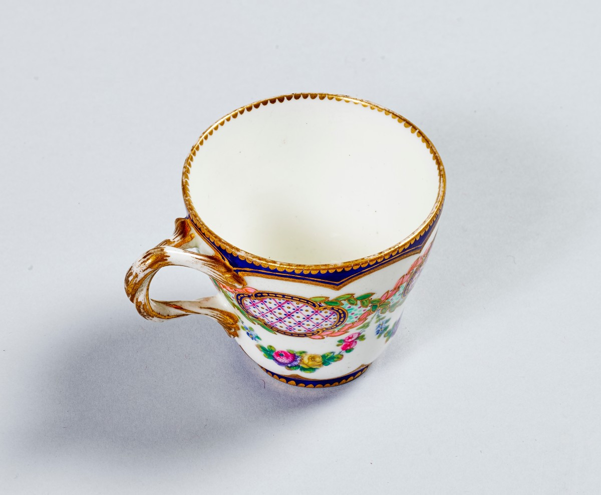 Tasse en porcelaine tendre de Sèvres-photo-2