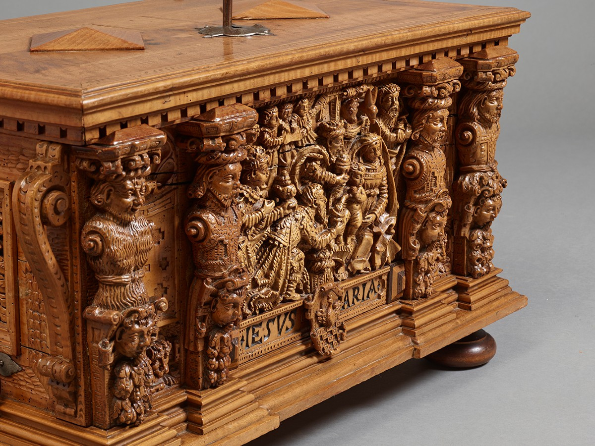 Coffre de Mariage en noyer d'époque XVIe-photo-3