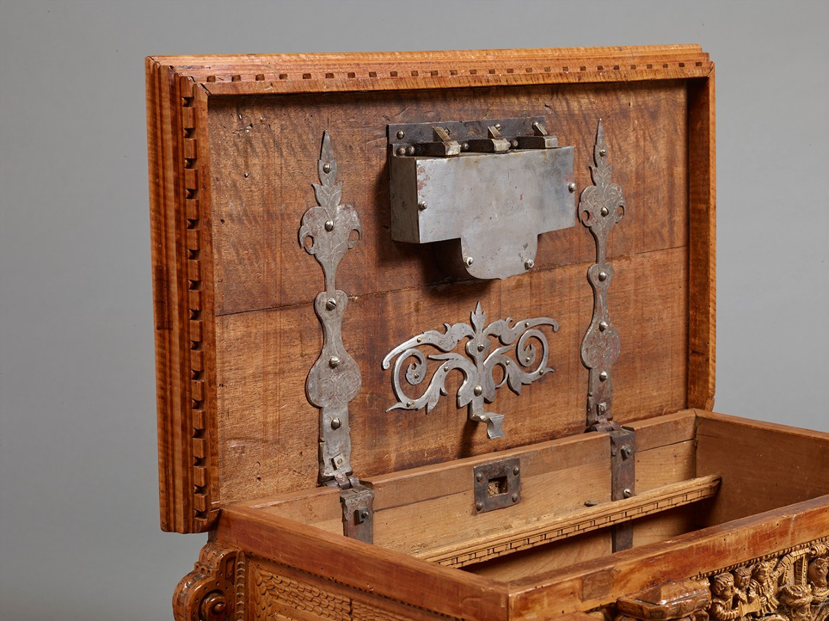 Coffre de Mariage en noyer d'époque XVIe-photo-1