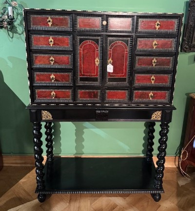 Cabinet de voyage flamand du XVIIe siècle