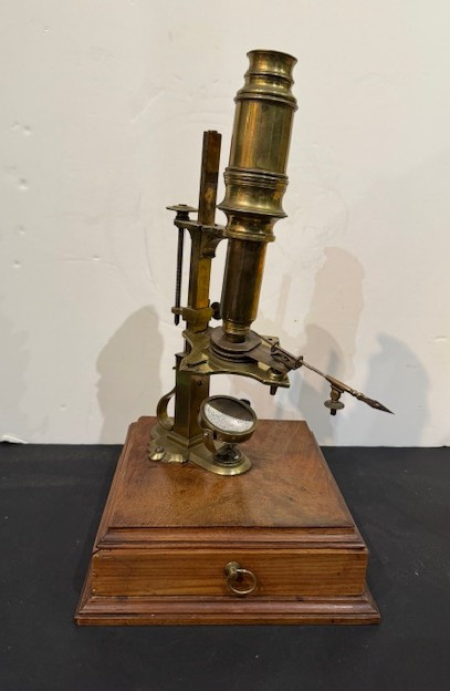 Microscope en laiton non signé