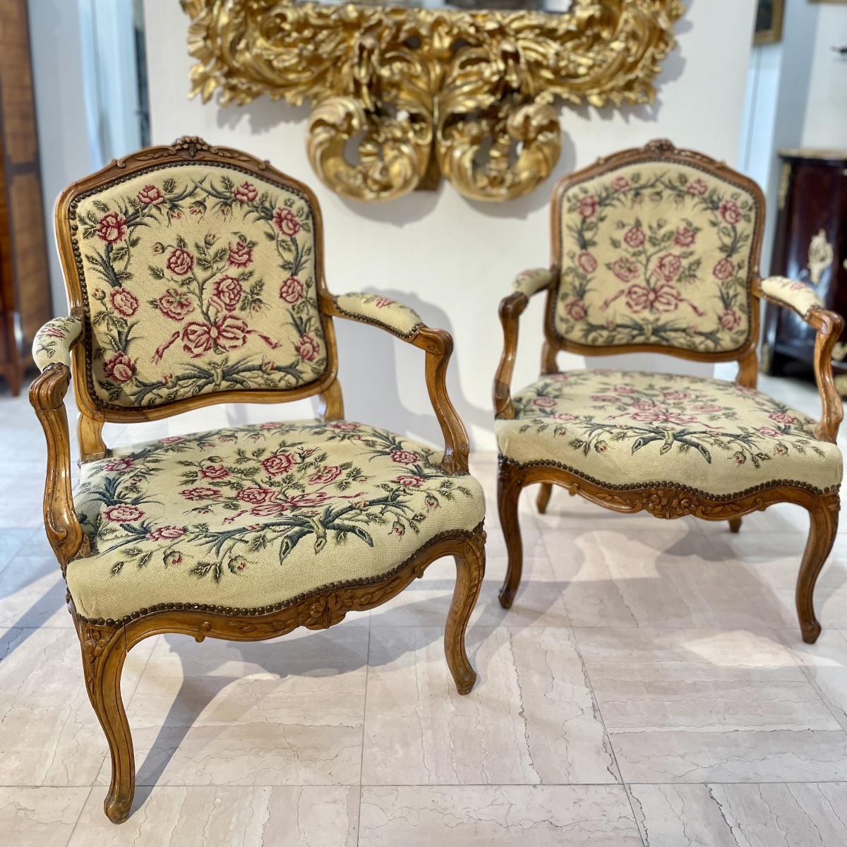 Paire de fauteuils style Louis XV