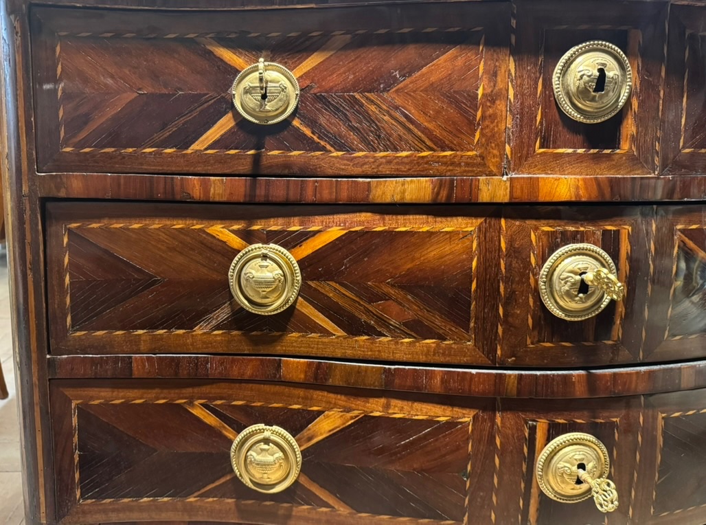 Commode d'époque Transition Louis XV-Louis XVI marquetée-photo-2