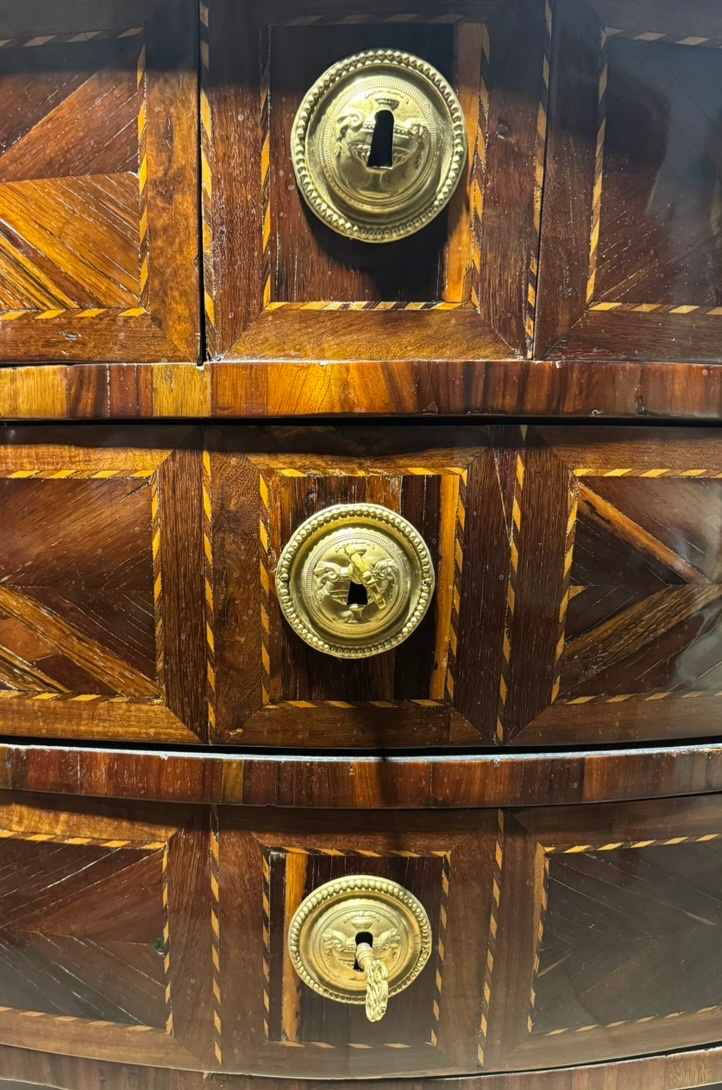 Commode d'époque Transition Louis XV-Louis XVI marquetée-photo-3