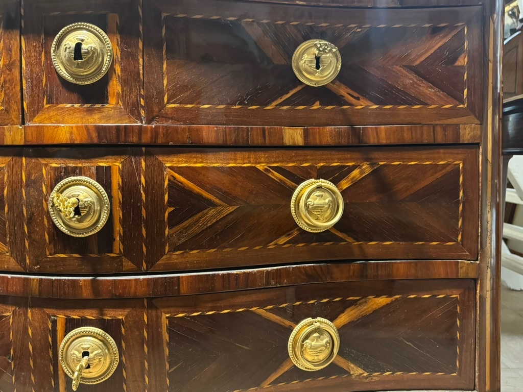 Commode d'époque Transition Louis XV-Louis XVI marquetée-photo-4