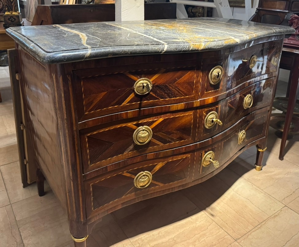 Commode d'époque Transition Louis XV-Louis XVI marquetée-photo-3