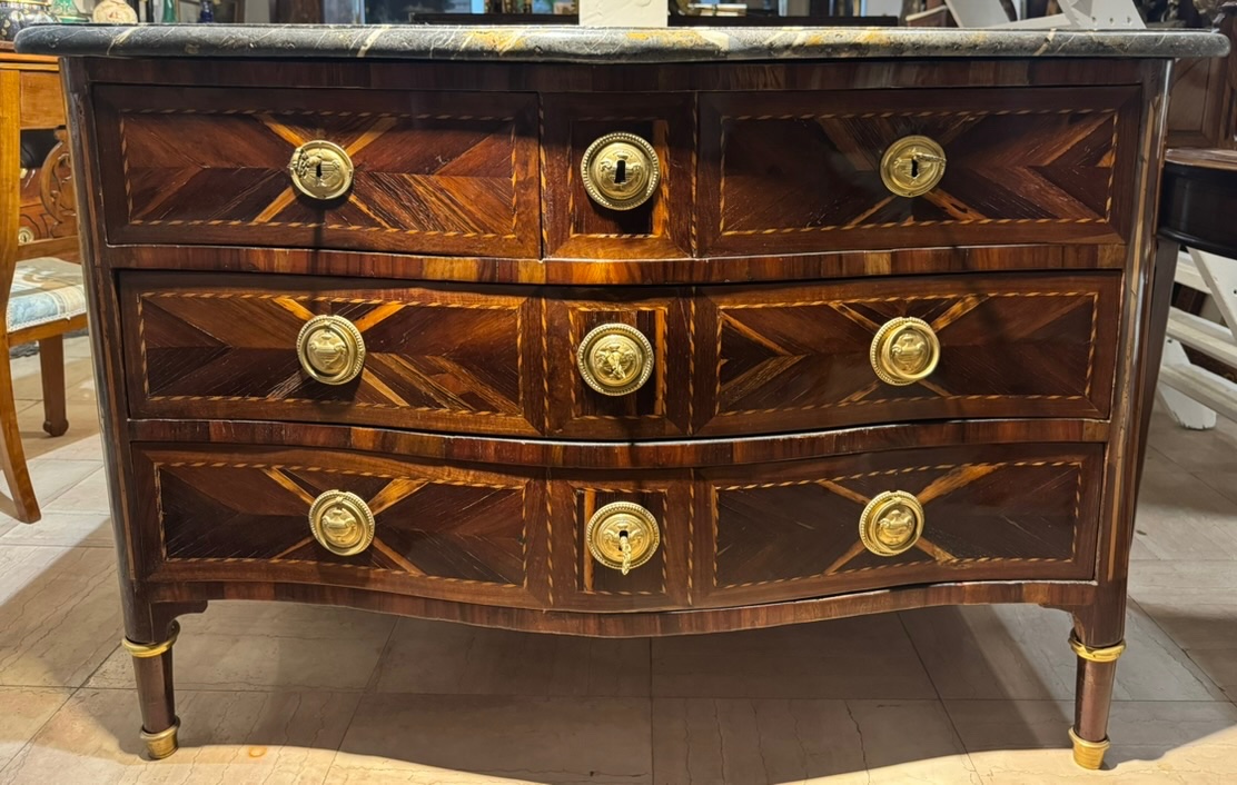 Commode d'époque Transition Louis XV-Louis XVI marquetée