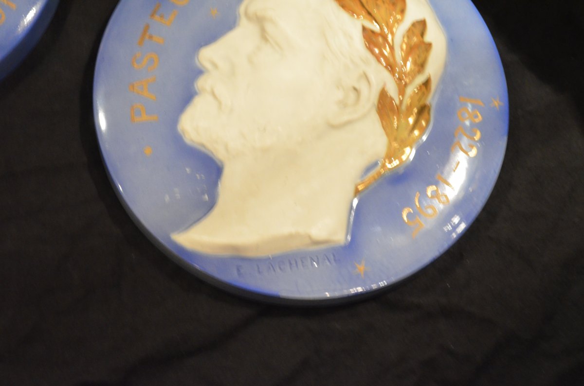 Paire De Médaillons En Porcelaine Pasteur Et Victor Hugo-photo-1