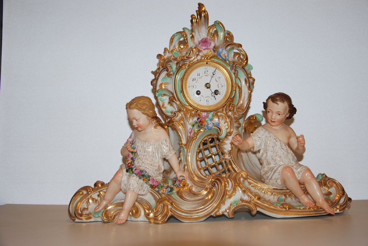 Pendule En Porcelaine à Décor d'Enfants  19ème