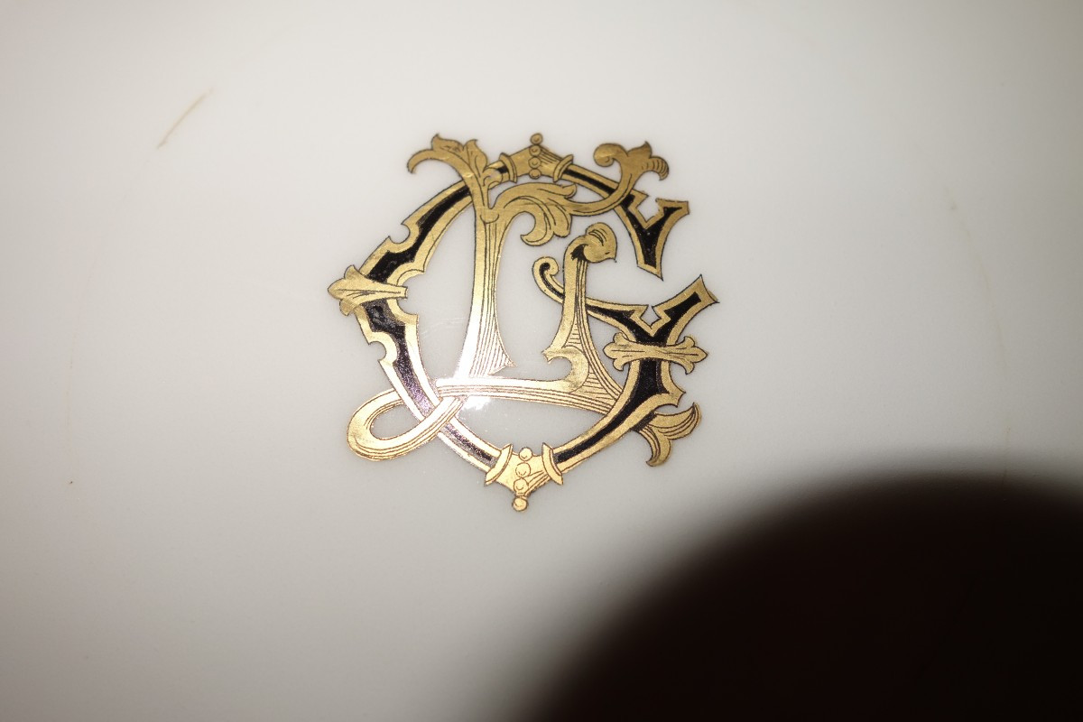 Partie de service de table en porcelaine blanche monogrammée-photo-2